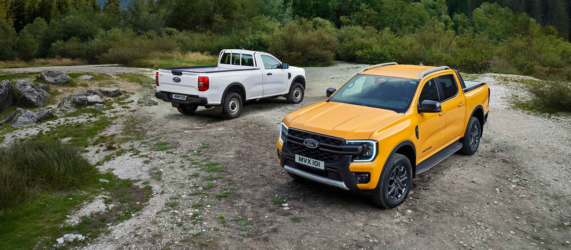 Werbung für Europas meistverkauften Pick-up-mit zwei Ford Rangern auf einer Strecke.