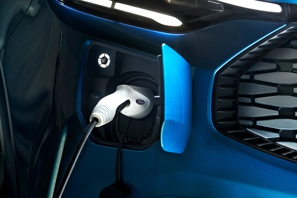 Blauer Ford Transit Plug-in-Hybrid wird geladen.