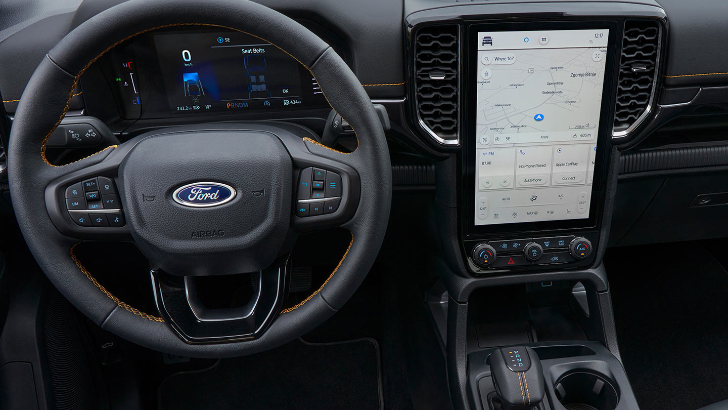 Ford Ranger-Lenkrad, digitales Kombiinstrument und Infotainment-Bildschirm.