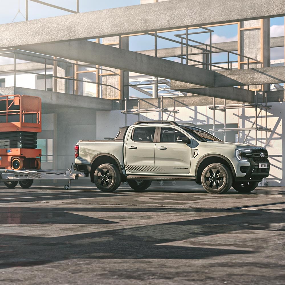 Ranger PHEV Stormtrak mit Anhängeausrüstung auf einer Baustelle. Nur noch als Lagerfahrzeug verfügbar.