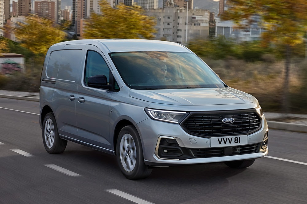 Ford Transit Connect beim Fahren in der Stadt, Seitenansicht mit verchromten Nebelscheinwerferblenden