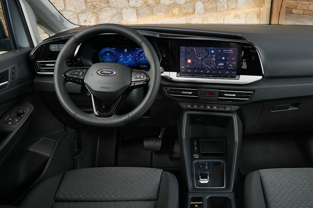 Interieur des Ford Transit Connect mit Lenkrad und digitalem 10-Zoll-Kombiinstrument.