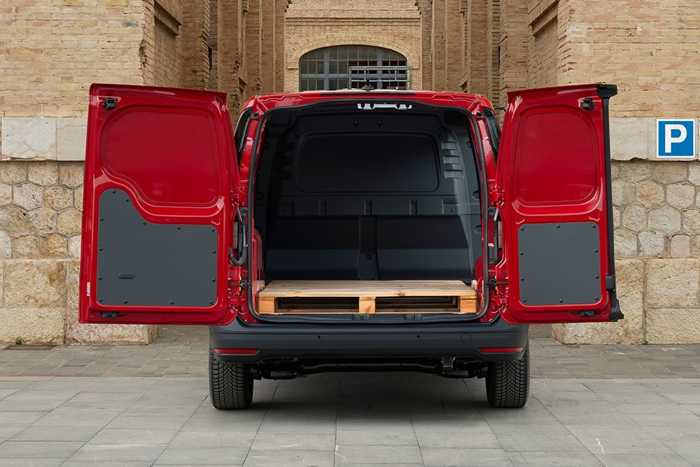 Heckansicht Ford Transit Connect , mit offenen Hecktüren, beladen mit Baumaterialien.