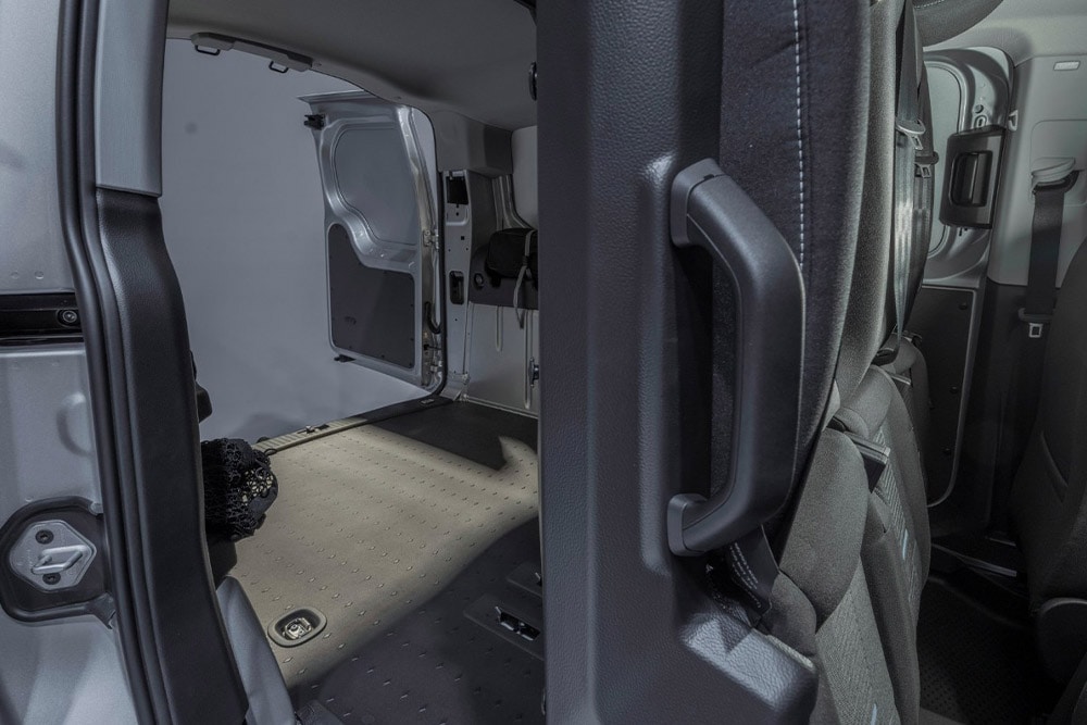 Interieur eines Ford Transit Connect FlexCab mit umgeklappten Rücksitzen und leerem Ladebereich.