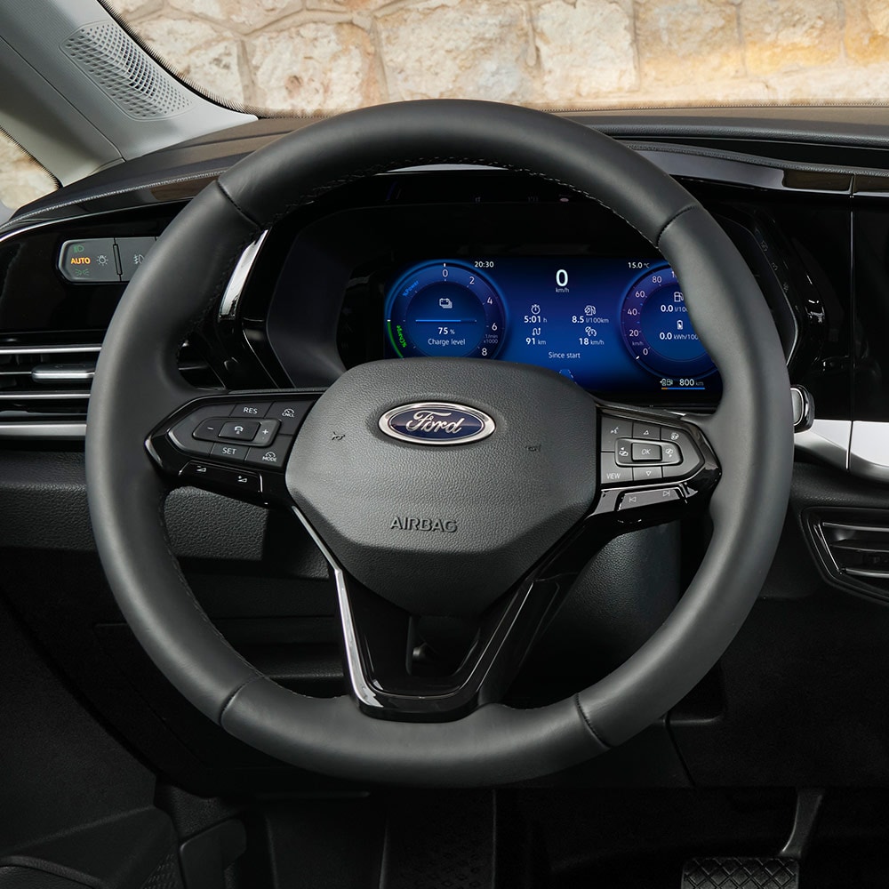 Interieur des Ford Transit Connect mit Lenkrad und digitalem 10-Zoll-Kombiinstrument.