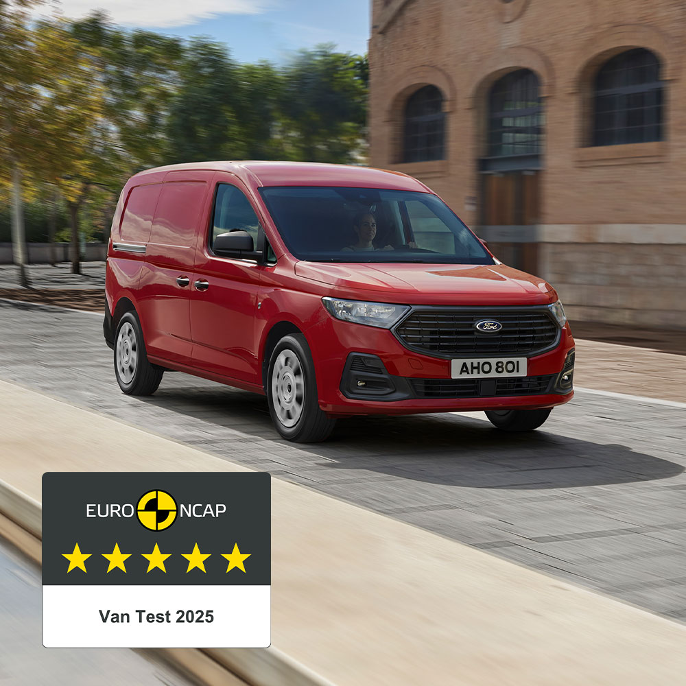 Ford Transit Connect Trend in Lava Red, Seitenansicht mit Kühlergrill und Scheinwerfern.