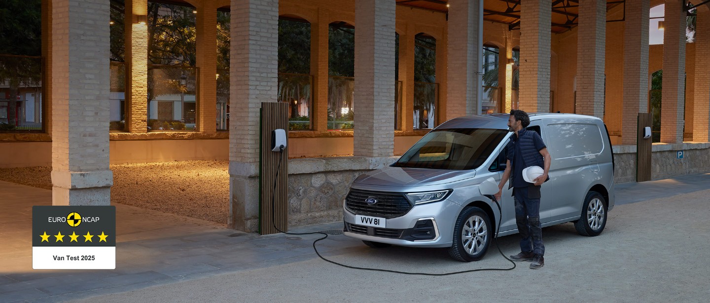 Silberener Ford Transit Connect PHEV wird geladen