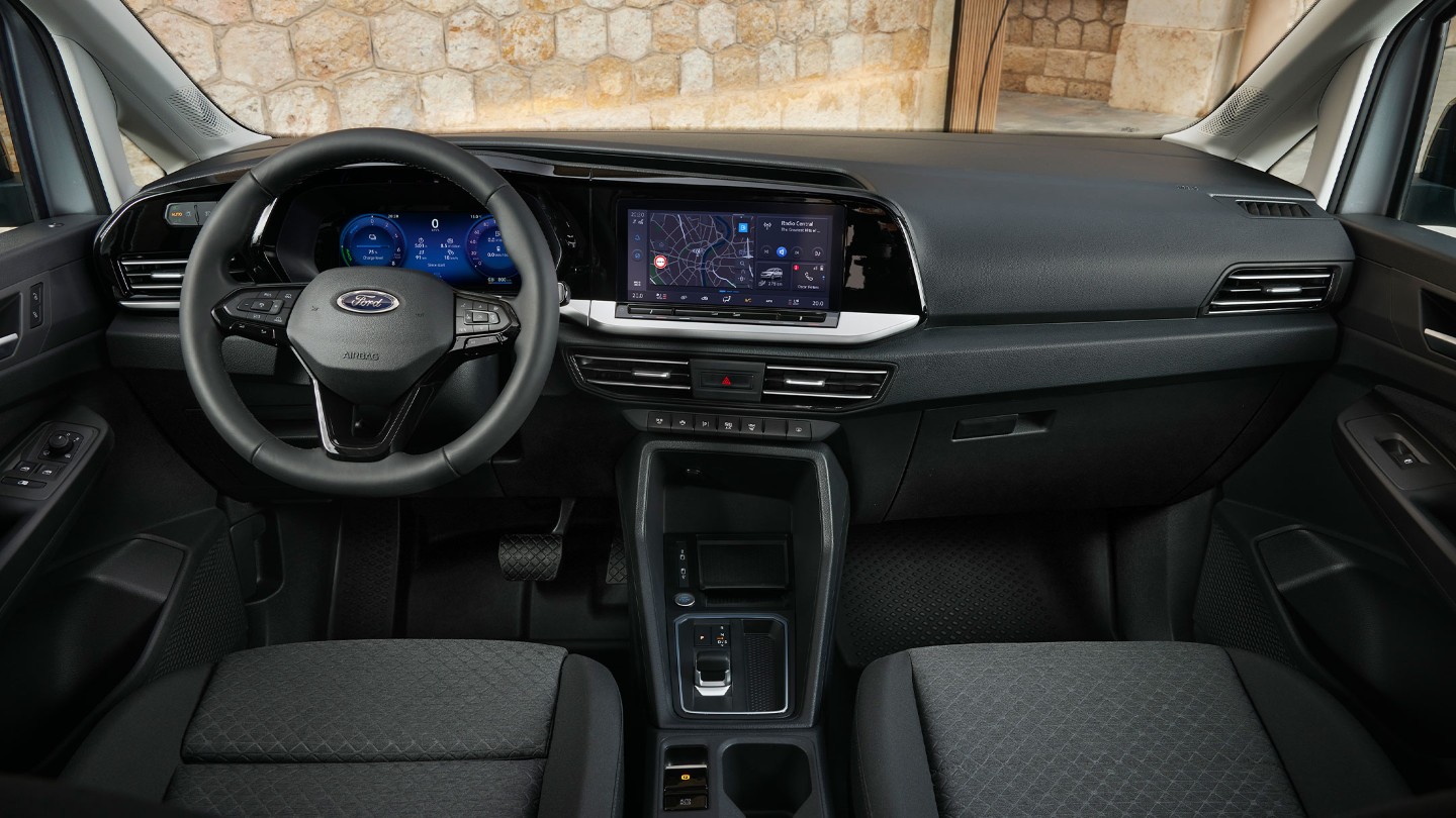 Vorderer Innenraum des Ford Transit Connect mit Lenkrad, digitalem Kombiinstrument und 10-Zoll-Touchscreen. 