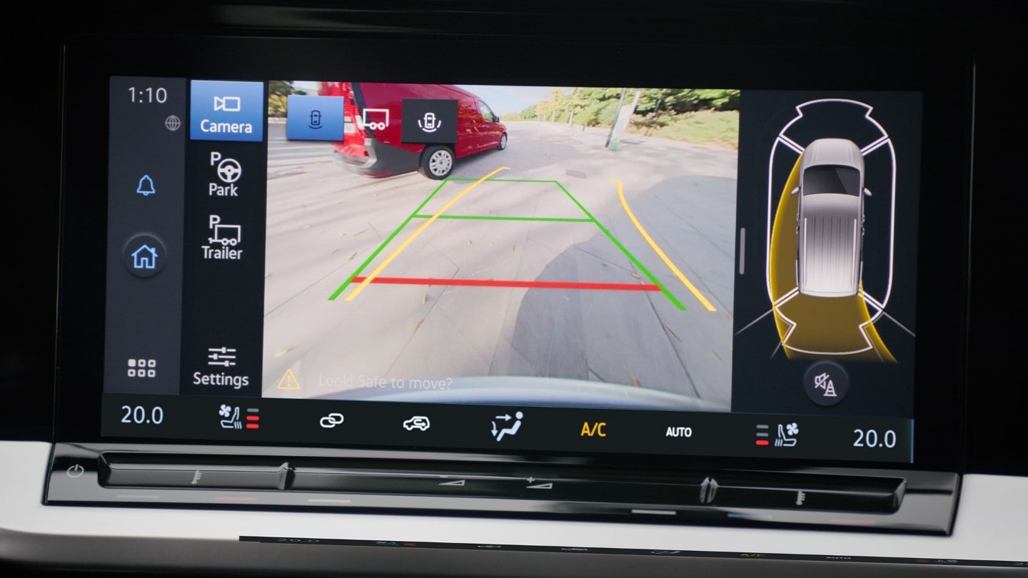 Ein 10-Zoll-Farb-Touchscreen, auf dem der Einsatz der Rückfahrkamera und des Pro Trailer Rückfahrassistenten angezeigt wird.
