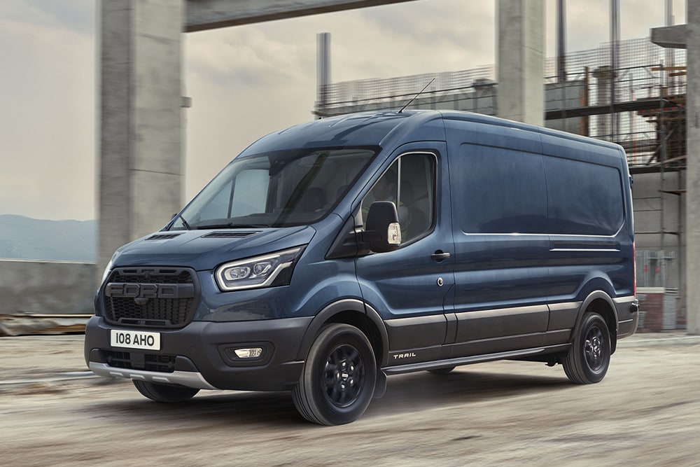 Ford Transit Kastenwagen Trail in Blau ¾-Frontansicht fährt auf Baustellengelände