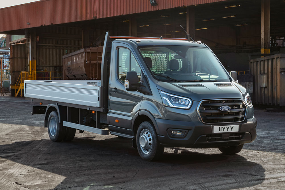 Ford Transit Fahrgestell, geparkt in einem Industriegebiet.