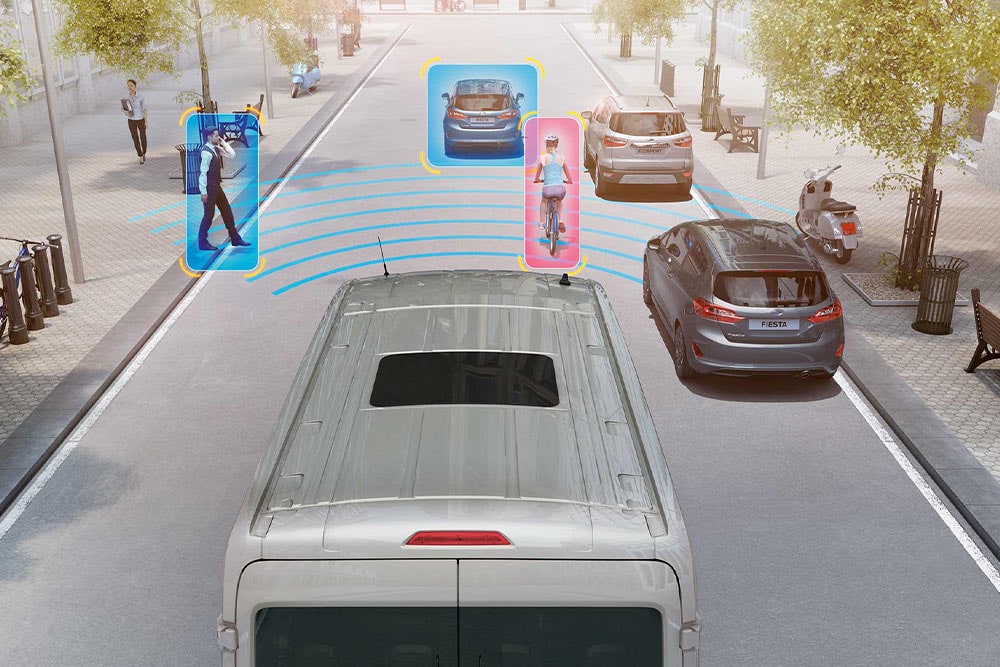 Ford Transit Kastenwagen mit fortschrittlichen Sicherheitsfunktionen zur Erkennung von Fußgängern und Fahrzeugen.
