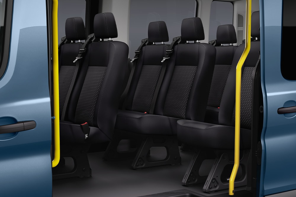Blick auf die Sitze im Fahrgastraum des Ford Transit Kombi durch die seitliche Schiebetür.