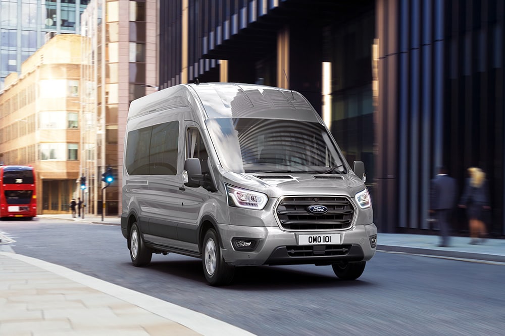 Ford Transit Kombi fährt durch die Stadt.