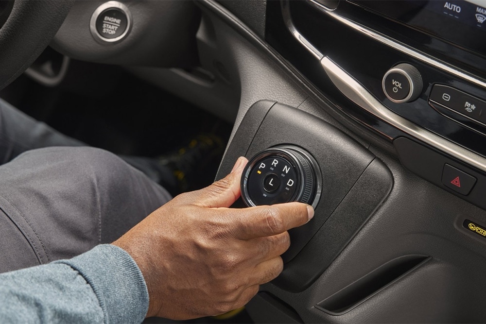 Eine Hand bedient den Drehschalter für die Gangwahl in der Mittelkonsole eines Ford Transit.