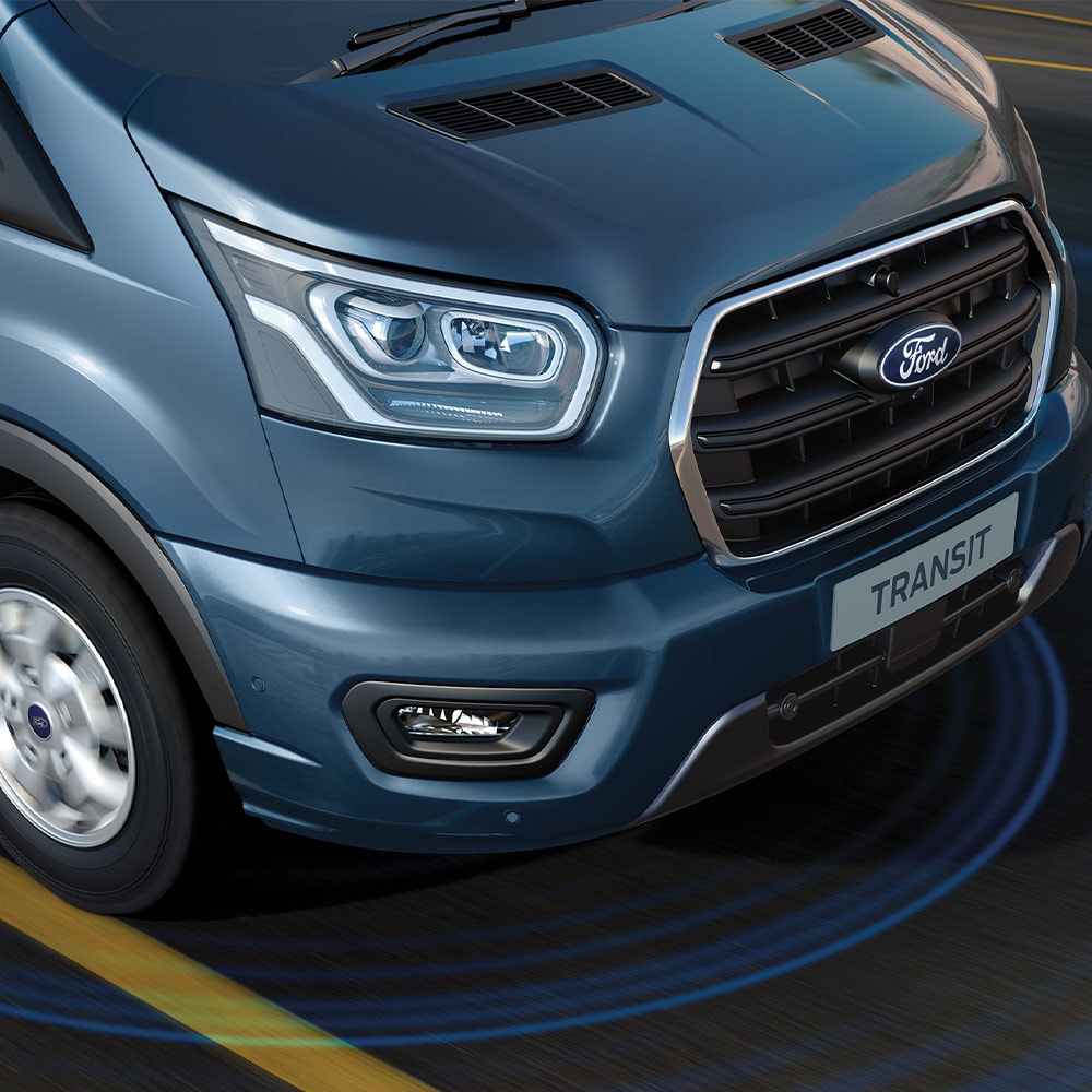 Blauer Ford Transit Kastenwagen mit blauen Linien auf der Fahrbahn zur Darstellung der Fahrerassistenzsysteme.