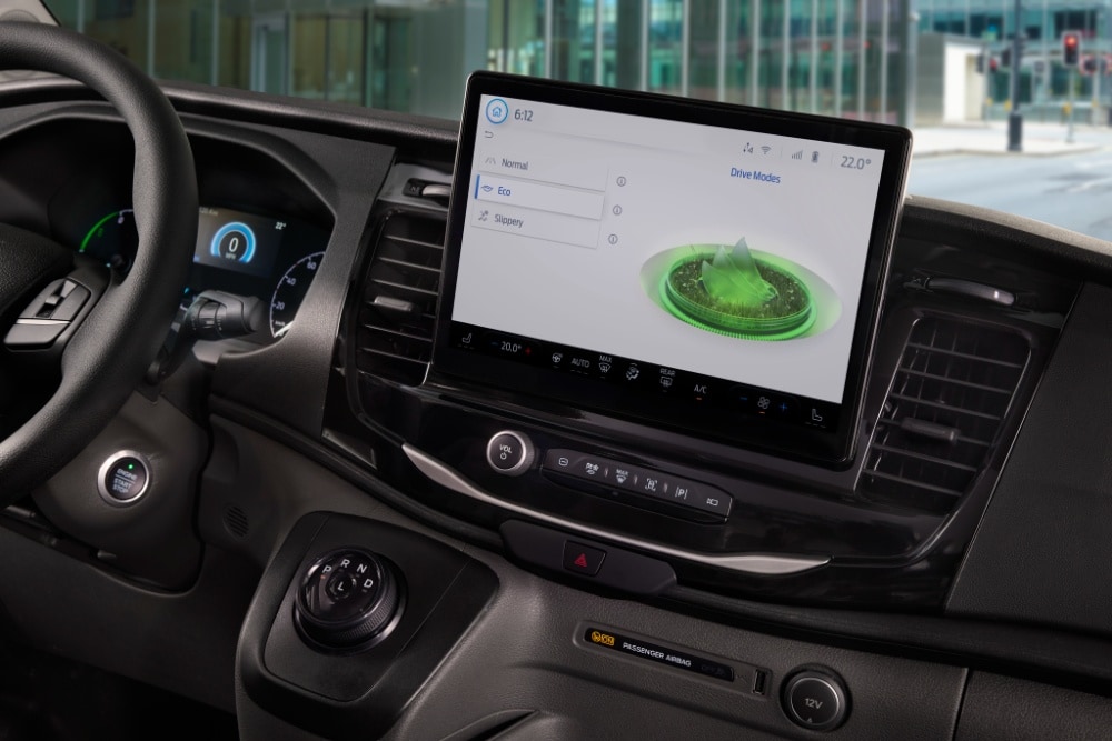 Armaturenbrett eines Ford E-Transit Kastenwagens mit Touchscreen und Anzeige der Fahrmodi.