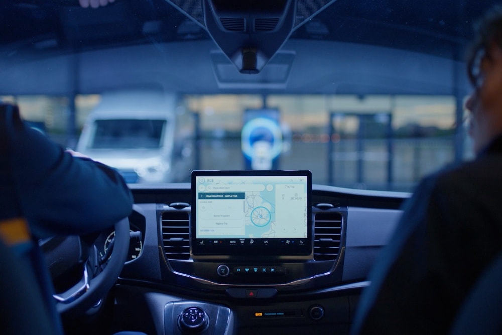 Armaturenbrett eines Ford Transit Kastenwagens mit Navigationssystem.