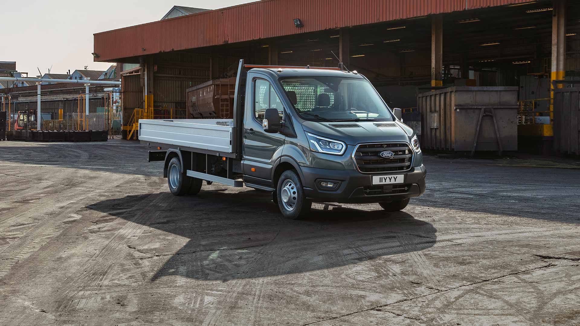Ford Transit Fahrgestell parkt in einem Industriegebiet.