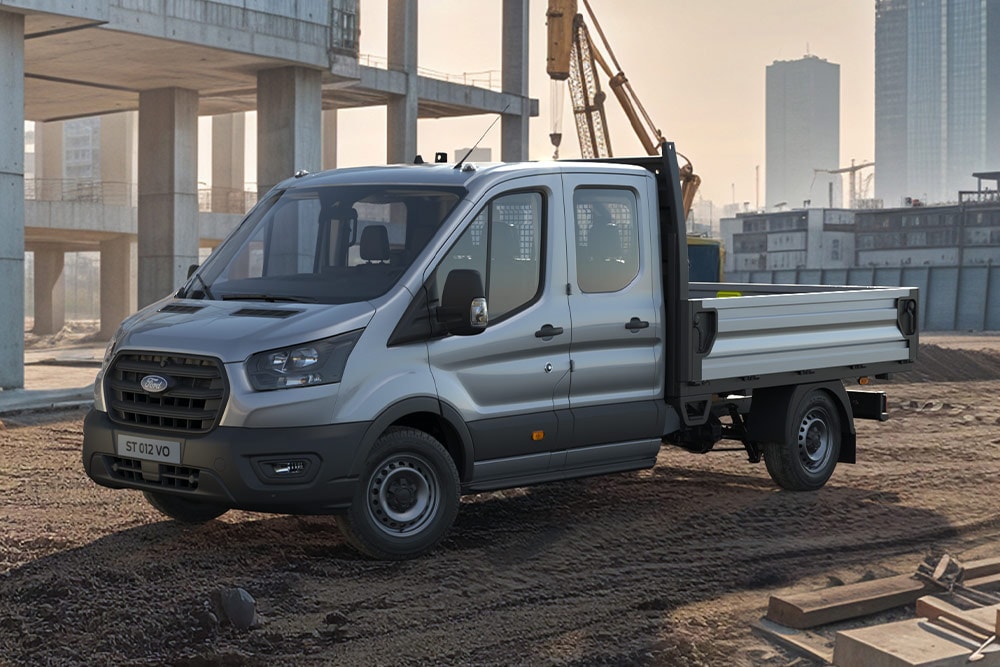 Ford Transit Fahrgestell parkt in einem Industriegebiet.