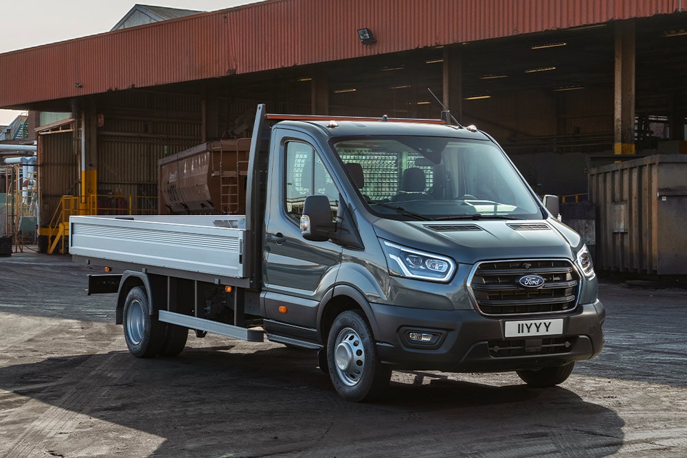 Ford Transit Fahrgestell geparkt in einem Industriegebiet.