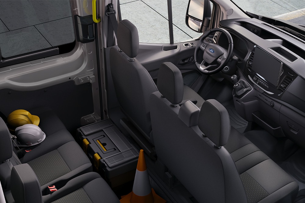 Ford Transit Fahrgestell Doppelkabine mit zwei Sitzreihen.