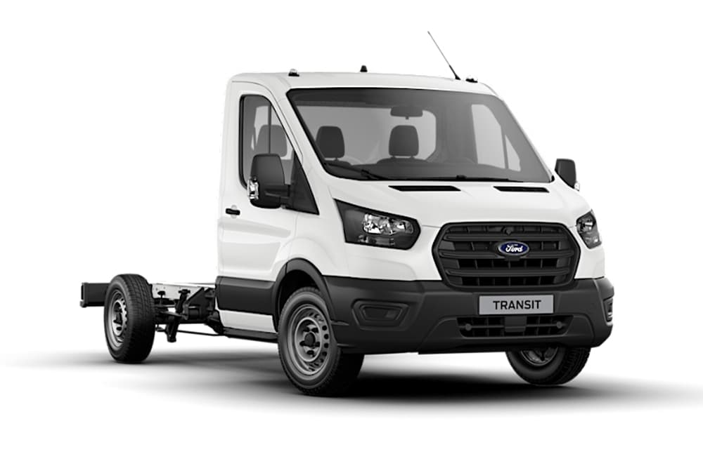 Ein weißer Ford Transit Fahrgestell Einzelkabine vor einem weißen Hintergrund.