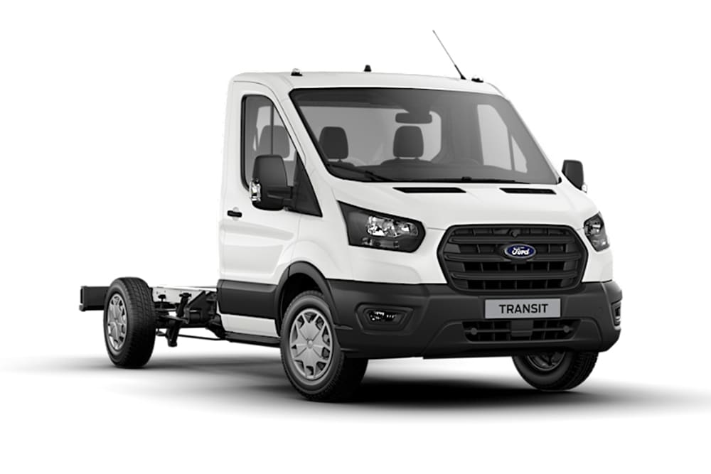 Ein weißer Ford Transit Fahrgestell Einzelkabine vor einem weißen Hintergrund.