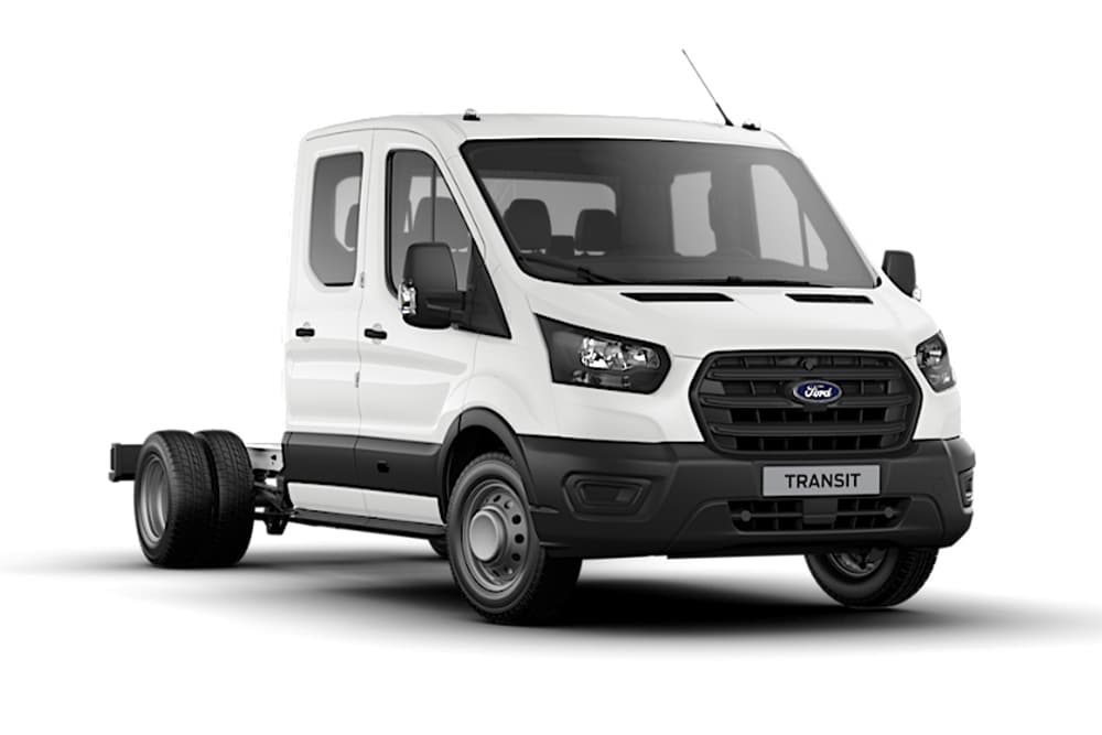 Ein weißer Ford Transit Fahrgestell Doppelkabine vor einem weißen Hintergrund.
