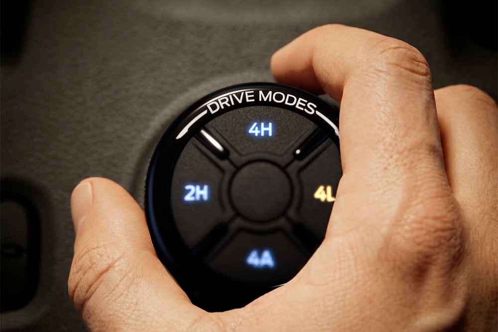 Eine Person wählt über den Drehschalter des Ford Ranger einen Fahrmodus aus.