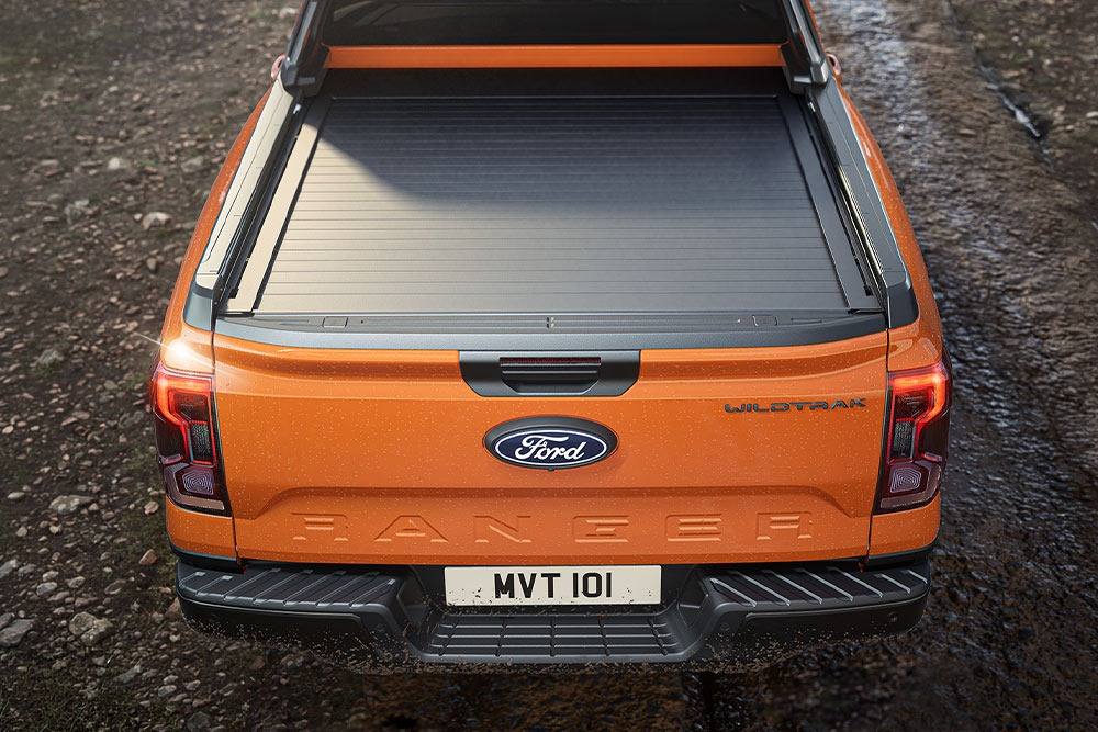 Draufsicht auf die abgedeckte Ladefläche eines orangefarbenen Ford Ranger.