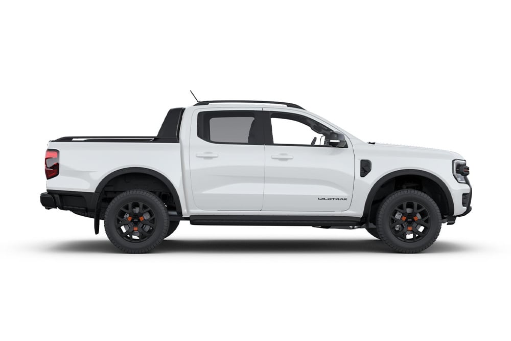 Seitenansicht eines weißen Ford Ranger Pick-ups mit Doppelkabine.