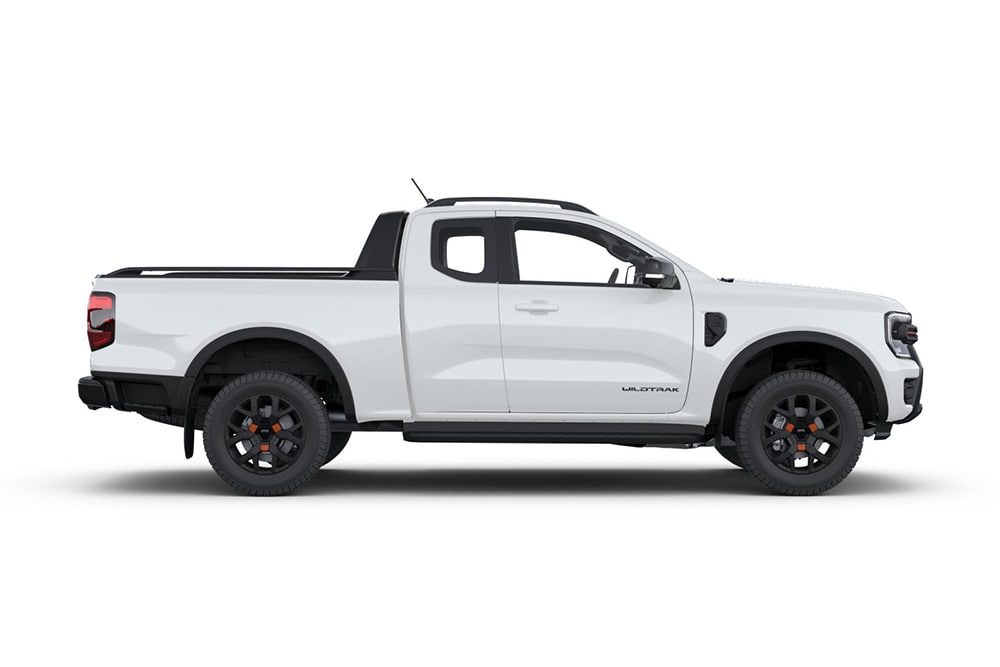 Seitenansicht eines weißen Ford Ranger Pick-ups mit Extrakabine.