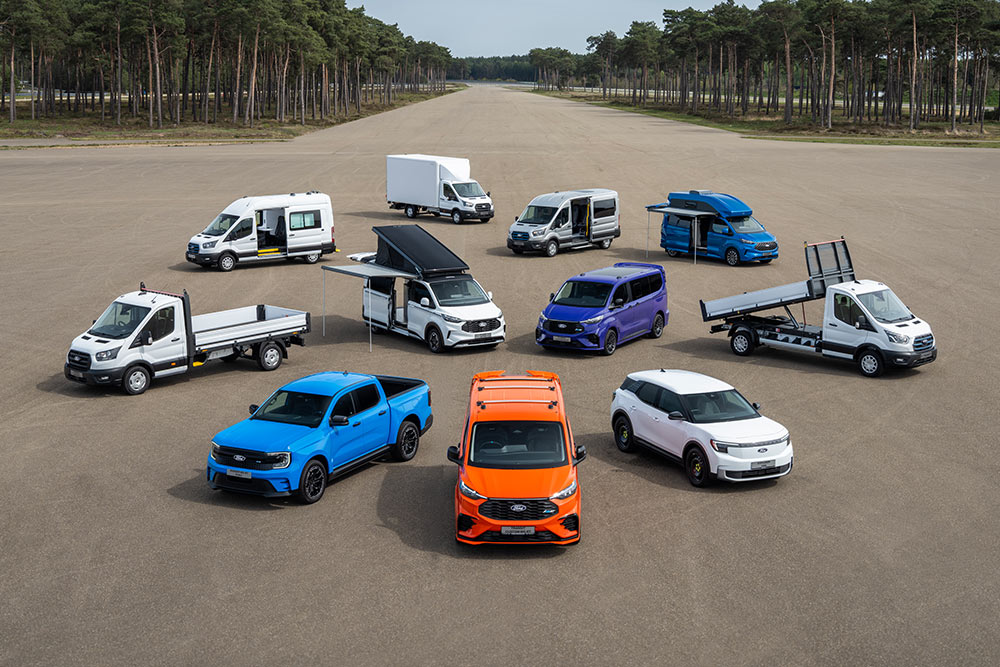 Verschiedene Ford-Nutzfahrzeuge auf einer Teststrecke.