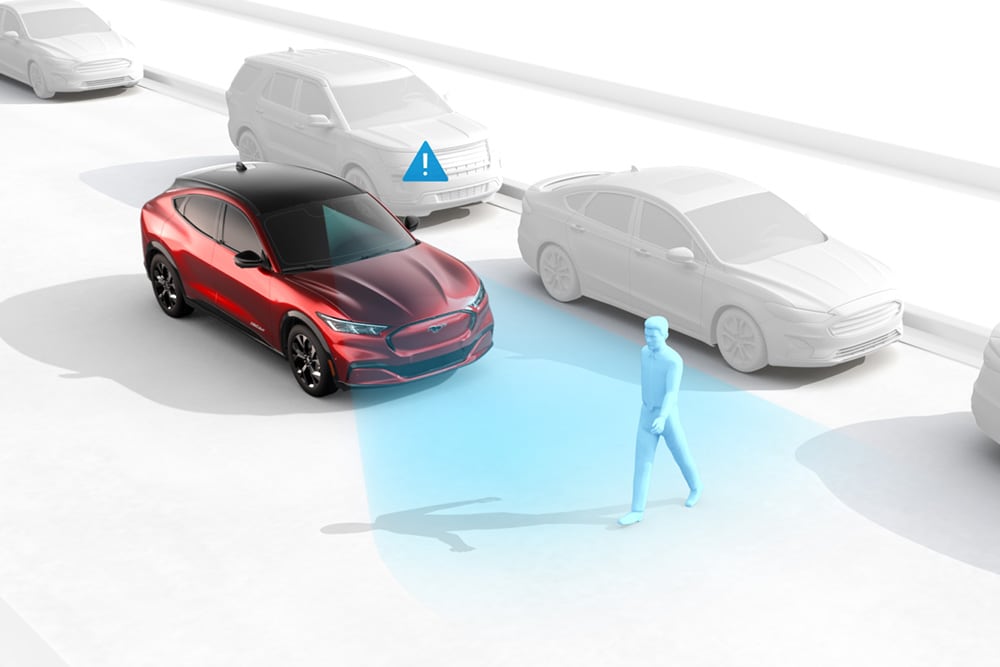 Ford Fahrzeug auf einer Fahrbahn mit Visualisierung des Pre-Collision-Assist.