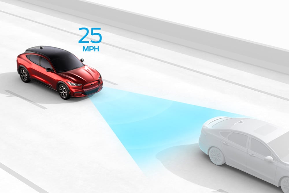 Ford Fahrzeug auf einer Fahrbahn mit Visualisierung der adaptiven Geschwindigkeitsregelanlage.