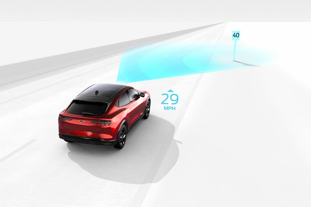 Ford Fahrzeug auf einer Fahrbahn mit Visualisierung des Verkehrsschild-Erkennungssystems.