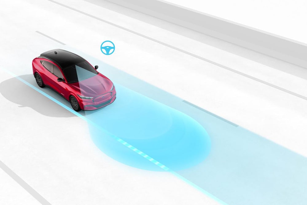 Ford Fahrzeug auf einer Fahrbahn mit Visualisierung des Spurhalte-Assistent.