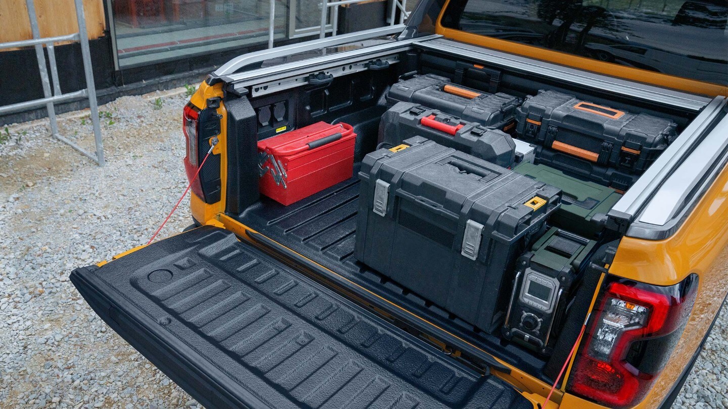 Ford Ranger in Orange Detailansicht beladene Ladefläche mit geöffneter Heckklappe