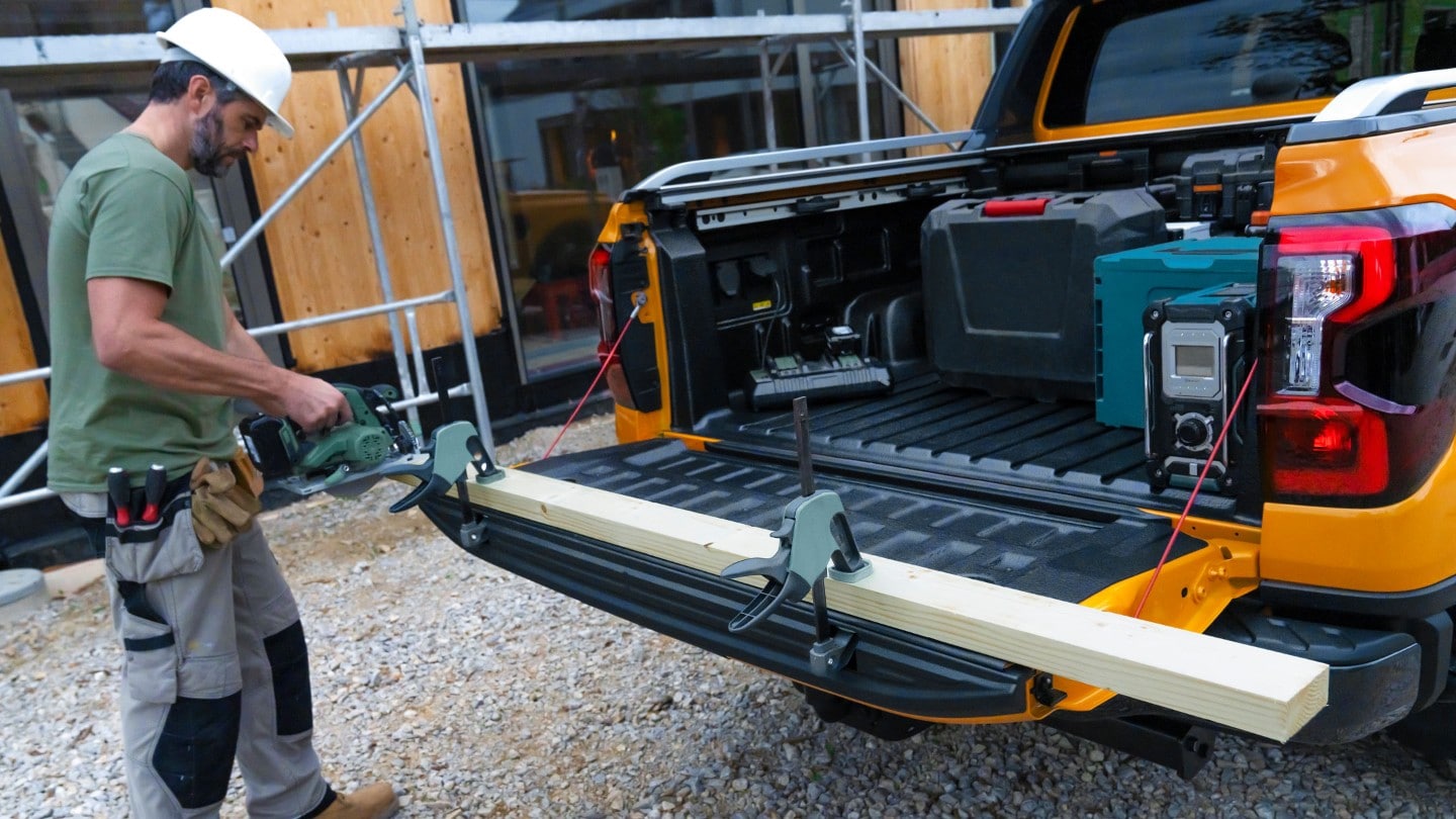 Ford Ranger in Orange Detailansicht Heckklappe mit integrierter Werkbank