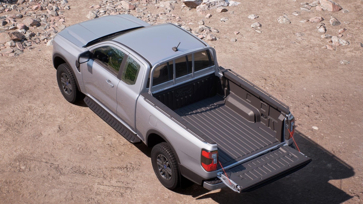 Ford Ranger in Silber in der Vogelperspektive parkt auf unbefestigtem Untergrund