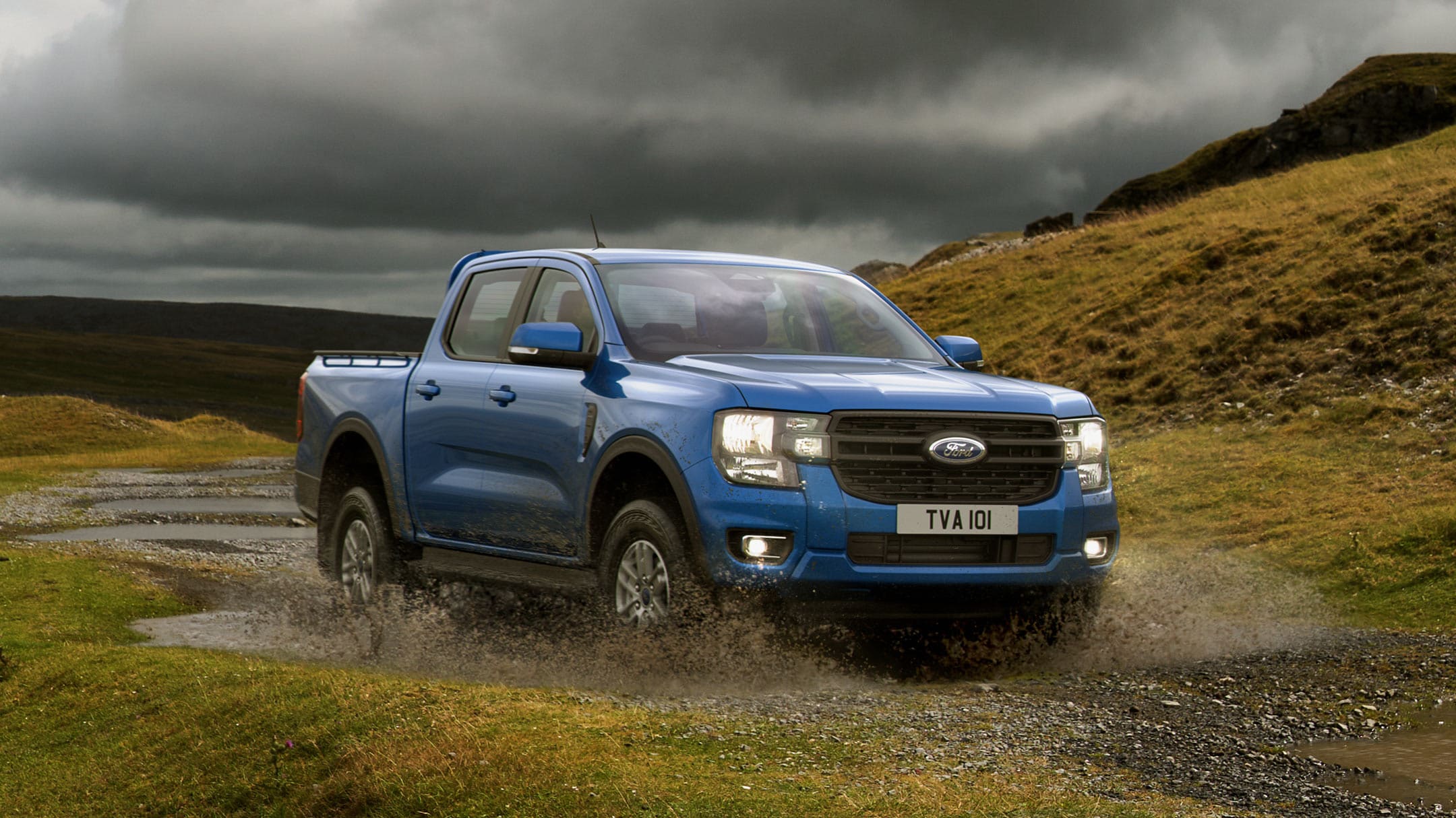 Ford Ranger in Blau in der ¾-Frontansicht fährt durch Bachlauf