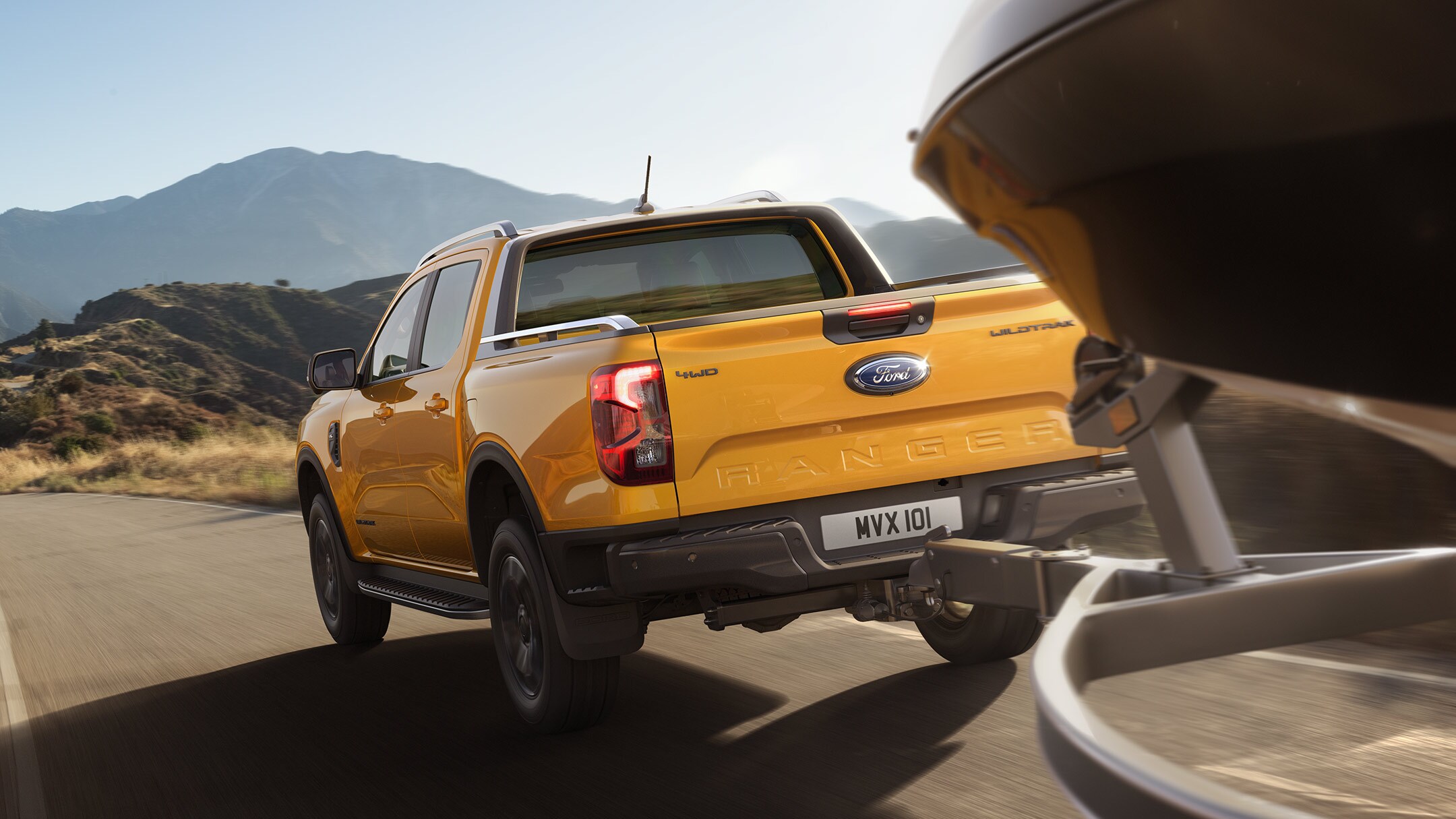 Ford Ranger in Orange zieht Anhänger mit Boot