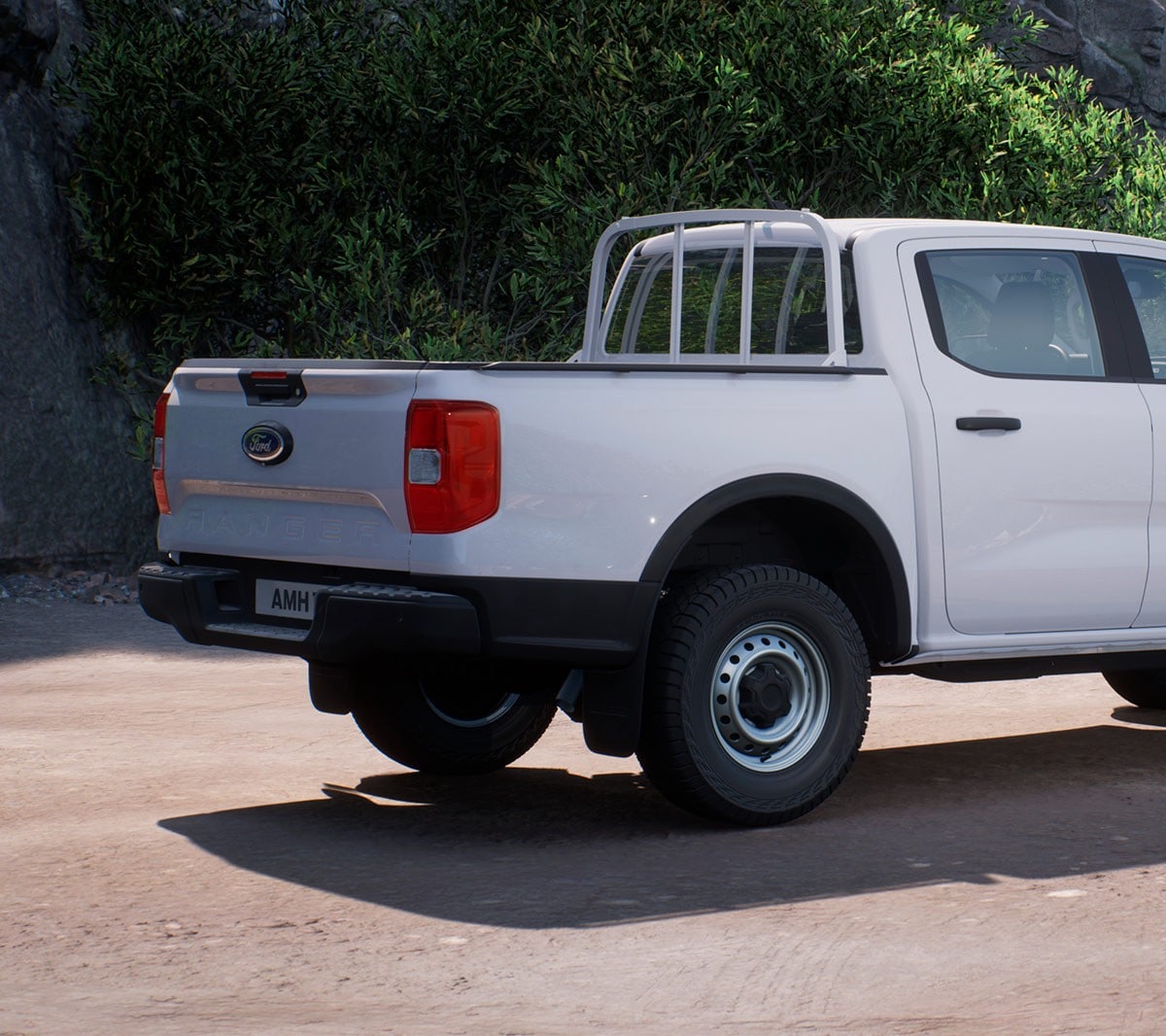 Ford Ranger in Weiß in der ¾-Frontansicht parkt auf Parkplatz im Gebirge