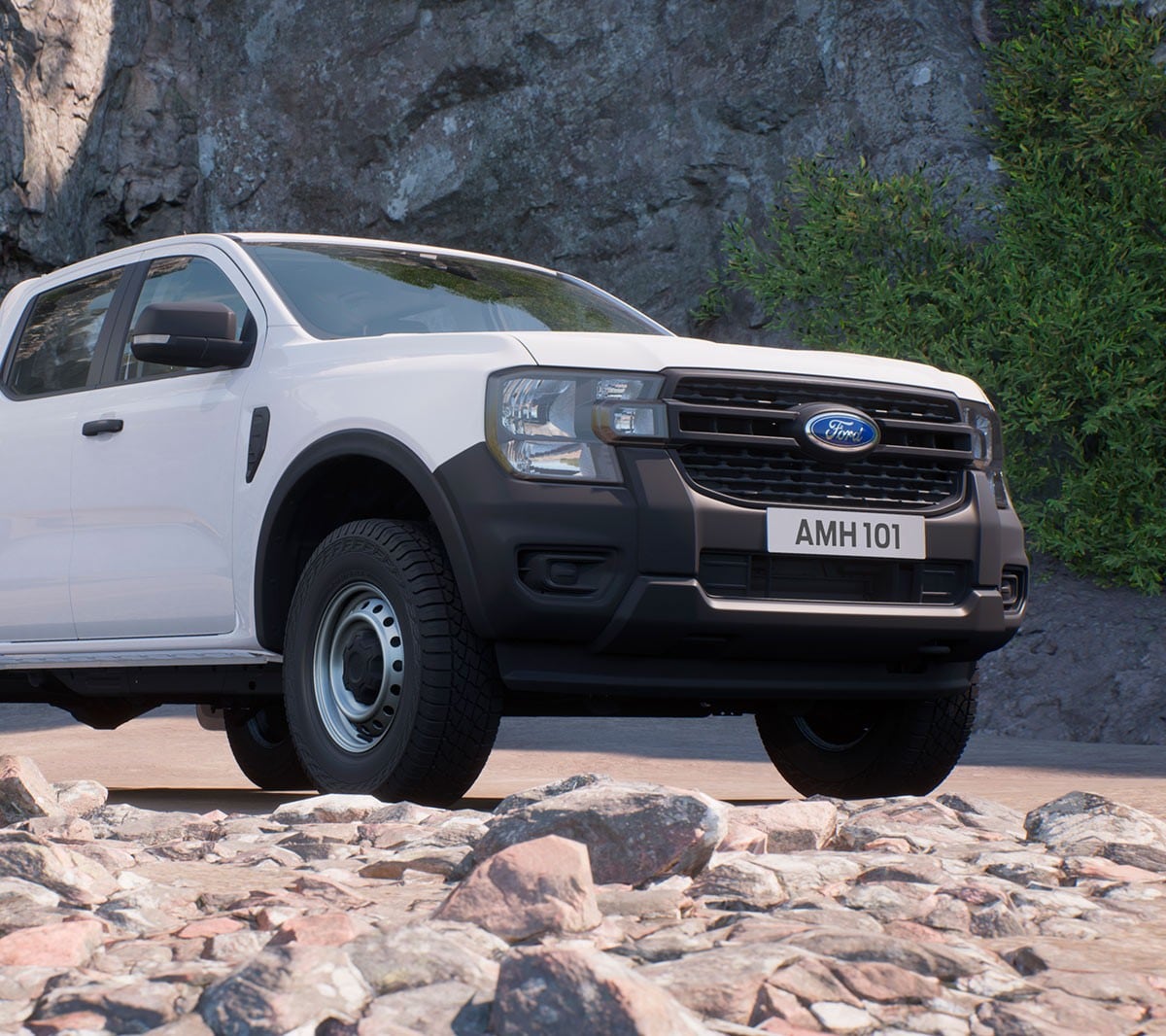 Ford Ranger in Weiß in der ¾-Frontansicht parkt auf unbefestigtem Gelände im Gebirge