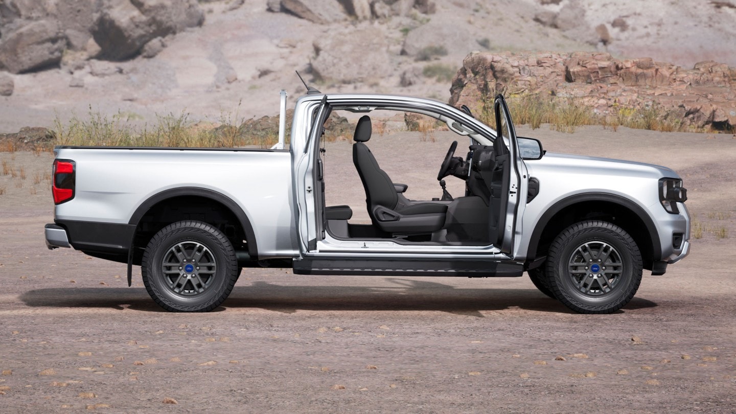 Ford Ranger in Silber in der Seitenansicht parkt in felsiger karger Landschaft