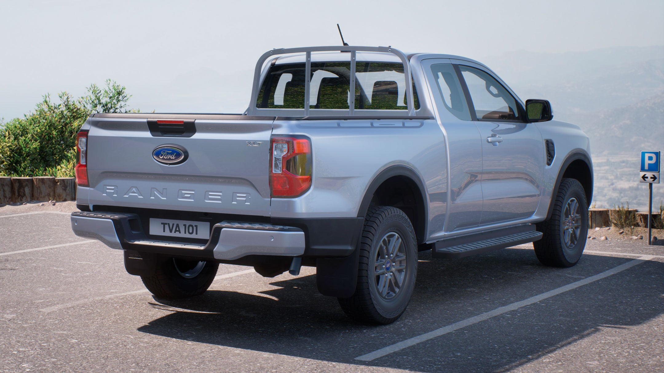 Ford Ranger in Silber in der ¾-Heckansicht parkt auf Parkplatz mit Talblick