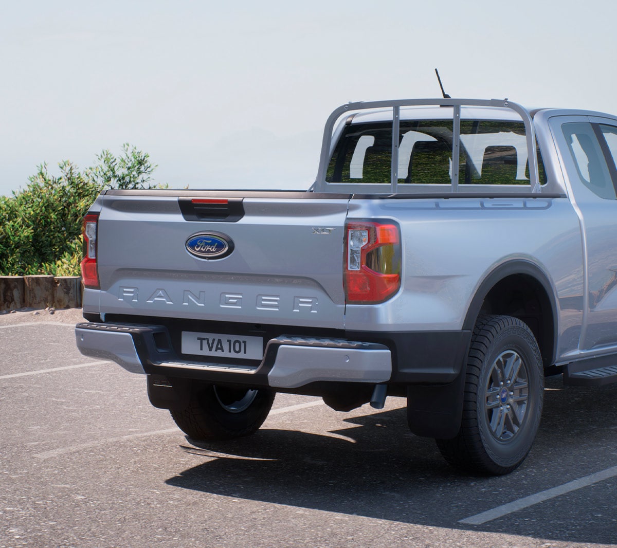 Ford Ranger in Silber in der ¾-Frontansicht parkt auf Parkplatz im Gebirge