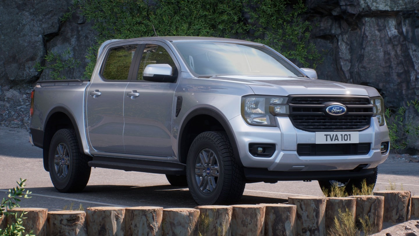 Ford Ranger in Silber in der ¾-Frontansicht parkt auf Parkplatz im Gebirge