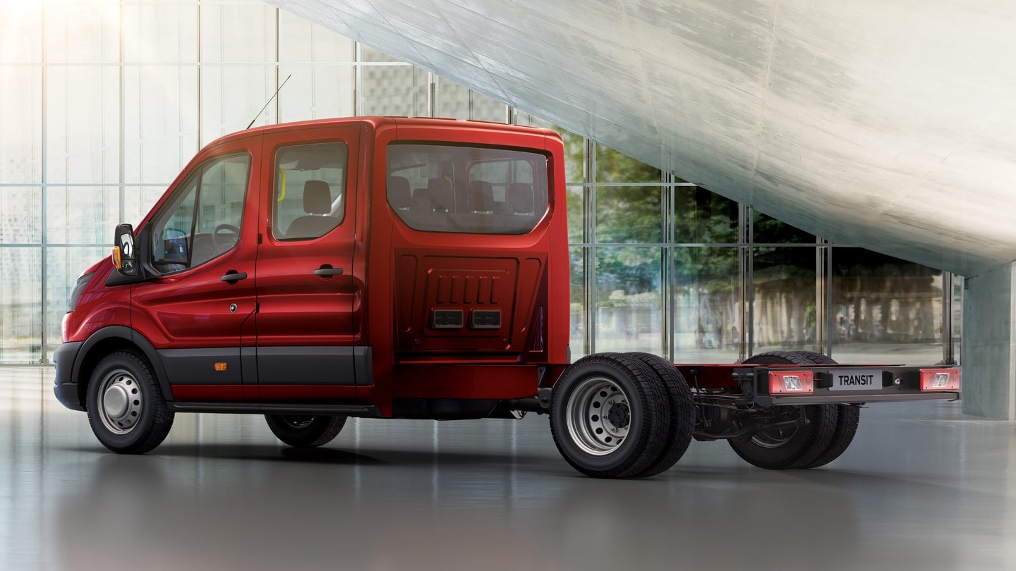 Ford Transit Fahrgestell Doppelkabine Rot ¾-Seitenansicht steht in Ausstellungshalle